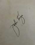 AUTOGRAFO John Kriza (EUA 1919 / EUA 1975)Assinatura original de próprio punho em papel, do célebre bailarino e coreógrafo do Balé da Cidade de Nova York, ativo internacionalmente a partir dos anos 1950. Traço elegante e expressivo, peça de interesse histórico ligada à dança moderna e ao balé clássico do século XX. Adquirido durante visita do mesmo pelo Rio de Janeiro nos anos 60. Mede 20 x 15 cm.