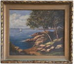 ESCOLA EUROPEIA - Obra de paisagem marítima, virada do século, óleo sobre madeira, representando costa rochosa com vegetação e embarcação à vela ao fundo. Composição equilibrada, paleta suave e moldura em madeira patinada com detalhes dourados. Verso em madeira, sem assinatura aparente. Medida da obra 46 x 38 cm. Medida total 57 x 49 cm.