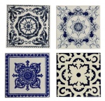 Conjunto de 4 azulejos decorativos em cerâmica esmaltada, predominância azul e branco, com elaborados padrões geométricos e florais de inspiração tradicional luso-ibérica. Inclui um azulejo no tardoz aparente, evidenciando técnica e época de produção. Peças de caráter ornamental e colecionável, com marcas do tempo compatíveis com a antiguidade. Mede 15 x 15 cm.