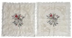 Conjunto de duas capas para almofadas em tecido claro, composto por peças com acabamento em bordas recortadas e delicado bordado central com sinos e motivos florais de inspiração natalina. Trabalho artesanal, elegante e decorativo, ideal para mesa posta ou composição temática. Apresenta sinais de uso e leve amarelado do tempo. Mede 46 x 46 cm.