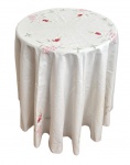 Toalha de mesa redonda, em tecido claro, com bordados manuais de temática natalina (velas, laços, ramos e motivos decorativos). Acabamento delicado, desenho distribuído de forma harmoniosa, ideal para compor mesas festivas ou decoração clássica de fim de ano. Bom estado geral. Apresenta manchas do tempo. Mede 1,70 cm diâmetro.