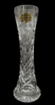 Vaso solitário em cristal lapidado, corpo alongado com lapidação profunda em espiral e motivos geométricos, base estrelada. Peça handmade, com etiqueta original Crystal Hand-Made  24% Pb  Poland. Elegante, ideal para flores ou composição decorativa. Excelente estado. Medida 19cm.
