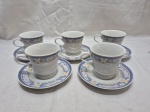 Jogo de 5 xícaras de chá em porcelana Germer, barra azul floral com friso ouro. Medindo 8cm x 7,5cm de altura.