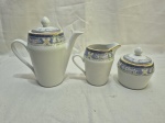 Jogo de servir chá, café com 3 peças em porcelana Germer, barra azul floral com friso ouro. Medindo o bule 14cm de altura.
