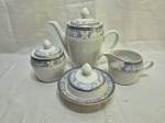 Jogo de servir chá, café com 4 peças em porcelana Germer, barra azul floral com friso ouro. Medindo o bule 16cm de altura.