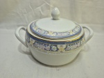 Linda sopeira redonda com 2 alças e tampa em porcelana Germer, barra azul floral com friso ouro. Medindo 20cm x 10cm de altura.