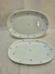 Jogo de 2 travessas ovais rasas em porcelana Renner estampada. Medindo a maior 33cm x 22cm.