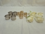 Lote de 12 argolas de guardanapo diversas em metal, sendo 4 de cada modelo. Medindo a maior 4,5cm de diâmetro.