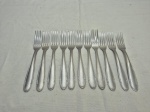 Jogo de 11 garfos de sobremesa em aço inox Hercules. Medindo 16,5cm de comprimento.