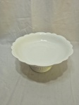 Fruteira redonda com pé em porcelana branca trabalhada com relevos. Medindo 29cm x 14cm de altura.
