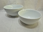 Jogo de 2 travessas redondas fundas em porcelana branca. Medindo o maior 25cm x 12,5cm de altura.
