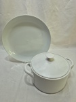 Lote de prato de bolo e sopeira em porcelana branca. Medindo a sopeira 20cm x 10cm de altura.