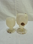 Par de cálices decorativos em pedra onix. Medindo o maior 6,5cm x 12,5cm de altura, com leve fio de cabelo.