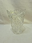 Lindo vaso, floreira em demicristal ricamente trabalhado. Medindo 15cm x 20,5cm de altura.