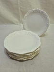 Jogo de 6 pratos de sobremesa em porcelana Wolff com relevos na borda. Medindo 19cm de diâmetro.