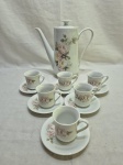 Jogo de servir café com bule e 6 xícaras em porcelana Schmidt floral. Medindo o bule 23cm de altura, café 5,5cm x 6cm de altura.
