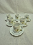 Jogo de 6 xícaras de café em porcelana Renner flor amarela com friso ouro. Medindo 5cm x 5,5cm de altura.