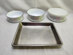 Lote de tabuleiro retangular em aço inox com 3 bowls em metal esmaltado. Medindo a travessa 27cm x 22cm x 3cm de altura.