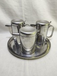 Jogo de servir chá, café com 4 peças em aço inox. Medindo a bandeja 30,5cm de diâmetro.