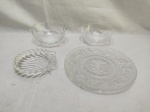 Lote diverso, composto de prato, petisqueira e 2 bowls em vidro. Medindo o prato 19cm de diâmetro.