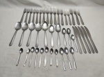Lote de 43 talheres diversos, materiais e marcas variadas. Composto de 17 garfos, 5 facas e 21 colheres.