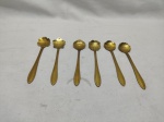 Jogo de 6 lindas colheres de chá em metal dourado com conchas na forma de flores. Medindo 12,5cm de comprimento.