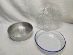 Lote de prato de bolo em vidro trabalhado, forma em alumínio fundo removível e travessa redonda em vidro temperado. Medindo a travessa 26cm x 5,5cm de altura.