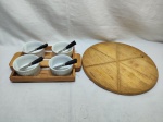 Lote de prato para servir pizza em madeira e 4 porta pastas em porcelana com espátula em aço e suporte em madeira. Medindo o prato 35,5cm de diâmetro.