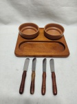 Lote de 2 porta pastas em cerâmica suporte em madeira e 4 espátulas em aço com pega em madeira. Medindo o suporte 24cm x 20cm.
