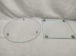 Lote de 2 pratos em vidro incolor com pés em metal. Medindo o redondo 35cm de diâmetro.