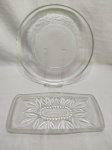 Lote de travessa retangular e prato de bolo em vidro incolor. Medindo o prato 31cm de diâmetro.