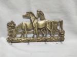 Porta chaves em bronze na forma de cavalos. Medindo 23,5cm x 12,5cm.