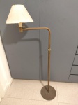 Antiga luminária de chão estilo inglesa em bronze com cúpula em tecido. Medindo 125cm de altura, cúpula 25cm x 15cm. Necessita de fiação.