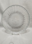 Lindo prato de bolo em vidro ricamente trabalhado. Medindo 29cm de diâmetro.
