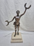 Antiga escultura em bronze representando um Guerreiro da Mitologia, segurando coroa de louros, apoiada sobre base de mármore branco. Medindo a base 15cm x 15cm x 45cm de altura.