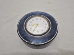 Antigo relógio de mesa francês com caixa em prata de lei banhada à ouro e esmaltada, fabricado por volta dos anos 1900-1909. Em perfeito estado de conservação. Medindo 9,5cm x 3,5cm de altura x 6cm de diâmetro de mostruário, pesando aproximadamente 270 gramas, funcionando perfeitamente.