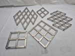 Lote de 5 descansos de panela sanfona em metal prateado. Medindo o maior 32cm x 29cm.