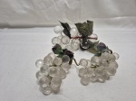Lote de 3 cachos de uva decorativos em vidro. Medindo a maior 14cm de comprimento.