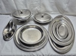Linda baixela com 11 peças em aço inox Meridional 18/10, borda perolada. Composto de sopeira, legumeira, molheira, 4 travessas ovais rasas, 3 travessas redondas rasas e 1 travessa redonda funda.