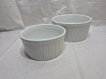Jogo de 2 bowls em porcelana branca refratária, borda canelada. Medindo a maior 22cm x 10cm de altura.