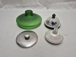 Lote de 4 tampas diversas, sendo em metal, vidro e porcelana. Medindo a maior 11,5cm de diâmetro.