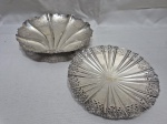 Lote de 2 salvas redondas, fruteiras em prata 90, sendo uma Meridional e uma Wolff. Medindo a maior 19,5cm x 5cm de altura.