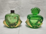 Jogo de antigo perfumeiro e potiche em vidro verde com pintura ouro. Medindo perfumeiro 13cm de altura. Pintura com desgaste.