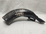 Linda garrafa feita de chifre (possivelmente de boi). Medindo 40cm de comprimento.