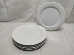 Jogo de 5 pratos rasos em porcelana Schmidt branca. Medindo 26cm de diâmetro.