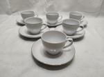 Jogo de 6 xícaras de chá em porcelana com relevos e friso prata. Medindo 8cm x 6,5cm de altura.