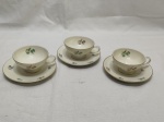 Jogo de 3 xícaras de café em porcelana alemã Rosenthal floral com friso ouro. Medindo 7,5cm x 4cm de altura.