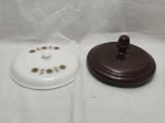 Lote de 2 tampas diversas, sendo em opalina e porcelana. Medindo a maior 22cm de diâmetro. Uma com pequeno bicado.