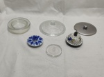 Lote de 6 tampas diversas, sendo em vidro, porcelana e metal esmaltado. Medindo a maior 13cm de diâmetro.