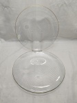 Par de pratos de bolo, travessas redondas em vidro super fino, desenho branco e friso ouro. Medindo 32cm de diâmetro.